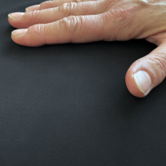 nahaufnahme glatte sitzzone ohne struktur auf sattelpolster zur reduktion von reibung und wundscheuern